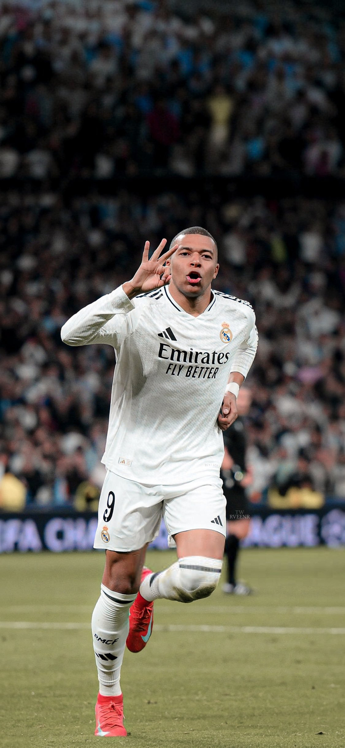 2025中超最佳阵容：蓉城4人入选，法比奥等8名外援在列（2025中超最佳阵容出炉：蓉城4将上榜，法比奥领衔8名外援入选）