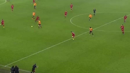 现场观看梅西杯，梅西与苏亚雷斯儿子本哈明一同观战（梅西携苏亚雷斯之子本哈明现身梅西杯看台）