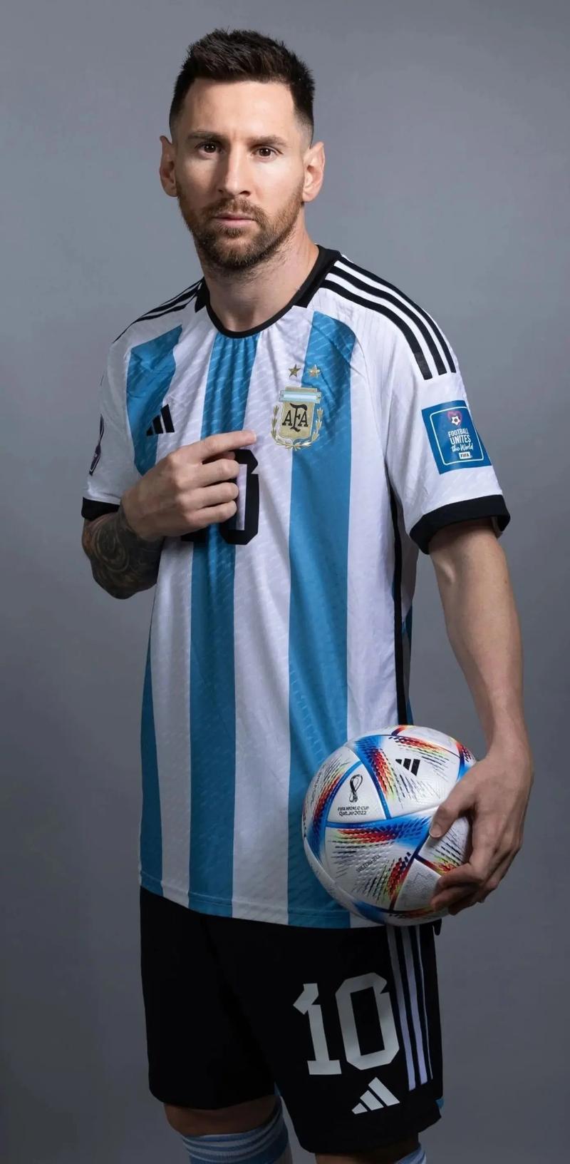 马丁内斯谈C罗肘击被罚下：那不是暴力行为，而是对挑衅的反应（马丁内斯：C罗肘击染红非暴力，只是对挑衅的回应）