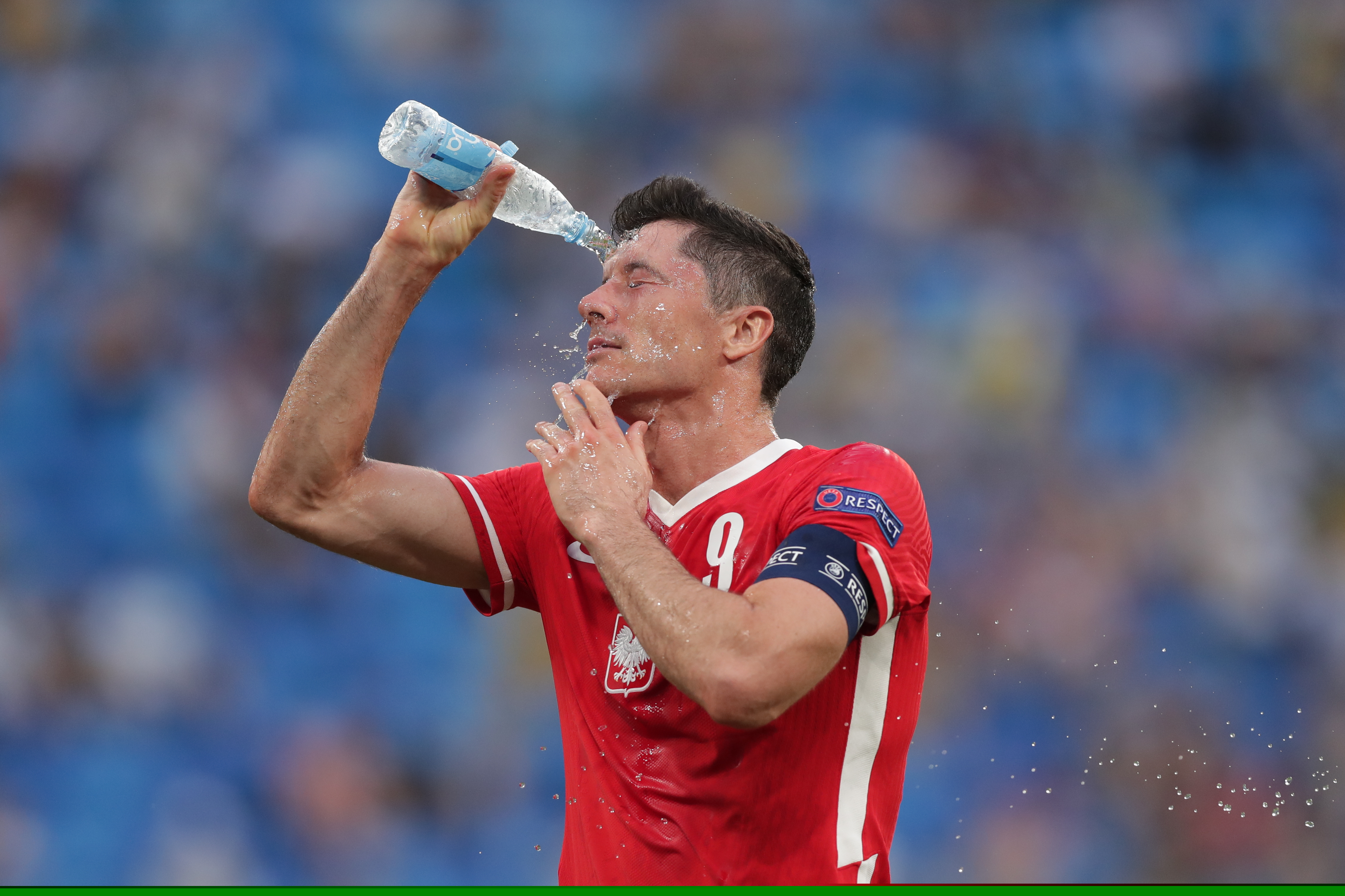 客场2-1力克中国香港，新加坡时隔41年重返亚洲杯正赛（2-1客胜中国香港，新加坡阔别41年重返亚洲杯正赛）