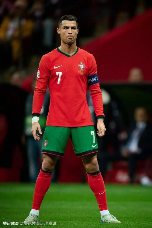 前一刻还在与民众招手，妻子抱着他大哭不止（刚才还对民众挥手致意，妻子此刻抱着他泣不成声）