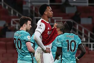 记者：米兰将与莱万经纪人会面讨论转会，伊布支持这一交易（媒体：米兰计划与莱万经纪人商谈转会，伊布表态支持）