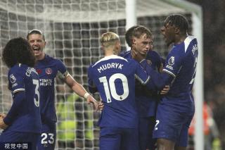 跟队记者：对阵巴萨赛前，蓝军主场外将竖立“寒王帕尔默”冰雕（随队记者：巴萨战前，切尔西主场外将立“寒王帕尔默”冰雕）