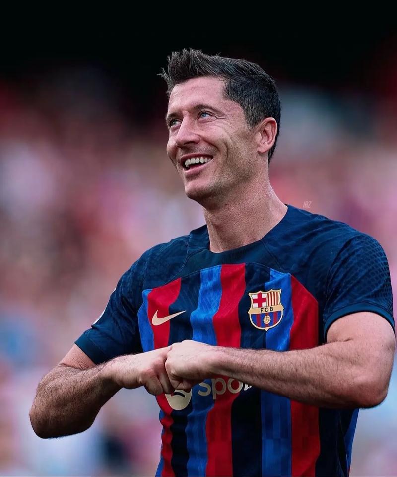 足坛曝出重磅转会，多队加入抢人大战（足坛传出重磅转会，多队掀起抢人风暴）